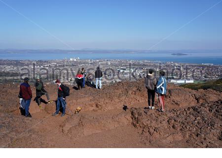 Édimbourg, Écosse, Royaume-Uni. 17 avril 2021. Le premier week-end complet de restrictions de voyage levées à travers l'Écosse, les gens affluent vers les lieux d'accueil habituels pour profiter du soleil et de l'extérieur dans Holyrood Park. Au sommet du siège d'Arthur. Crédit : Craig Brown/Alay Live News Banque D'Images