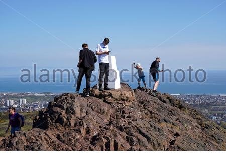 Édimbourg, Écosse, Royaume-Uni. 17 avril 2021. Le premier week-end complet de restrictions de voyage levées à travers l'Écosse, les gens affluent vers les lieux d'accueil habituels pour profiter du soleil et de l'extérieur dans Holyrood Park. Vue sur la quatrième estuaire depuis le sommet de Arthurs Seat. Crédit : Craig Brown/Alay Live News Banque D'Images