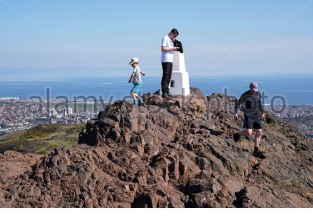 Édimbourg, Écosse, Royaume-Uni. 17 avril 2021. Le premier week-end complet de restrictions de voyage levées à travers l'Écosse, les gens affluent vers les lieux d'accueil habituels pour profiter du soleil et de l'extérieur dans Holyrood Park. Vue sur la quatrième estuaire depuis le sommet de Arthurs Seat. Crédit : Craig Brown/Alay Live News Banque D'Images