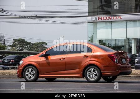 Chiangmai, Thaïlande - Mars 16 2021: Voiture privée, Chevrolet Aveo. Photo sur la route n°121 à environ 8 km du centre-ville de Chiangmai, thaïlande. Banque D'Images