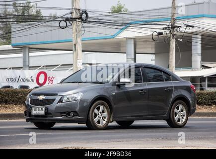 Chiangmai, Thaïlande - Mars 16 2021 : voiture privée, Cruze de Chevrolet. Sur la route n°1001, à 8 km de la ville de Chiangmai. Banque D'Images