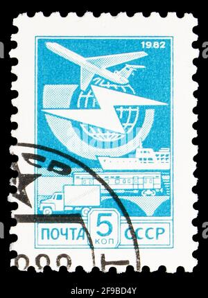 MOSCOU, RUSSIE - 24 SEPTEMBRE 2019 : timbre-poste imprimé en Union soviétique montre Airmail transport, 5 kopek russe, numéro définitif n°12 série, cir Banque D'Images
