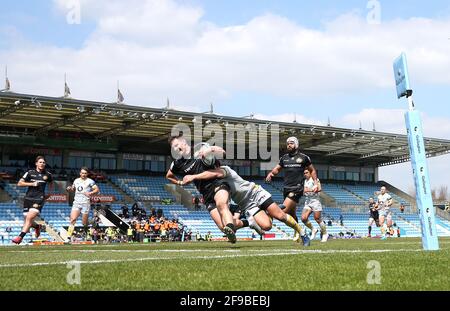 Ben Morris (au centre) de Wasps est attaqué par Ollie Devoto (à gauche) et Ollie Devoto des chefs Exeter lors du match Gallagher Premiership à Sandy Park, Exeter. Date de la photo: Samedi 17 avril 2021. Banque D'Images