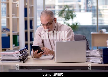 Un homme expérimenté livre dans le concept de planification de budget Banque D'Images