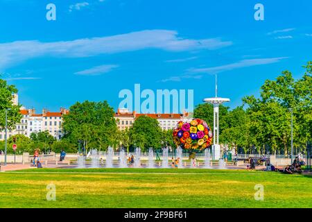 LYON, FRANCE, 23 JUILLET 2017 : les gens se promenent sur la place Antoinin Poncet à Lyon, France Banque D'Images