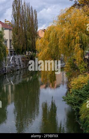 Paisible rivière de la rivière de la rivière de Ljubljana qui traverse le centre de Ljubljana Banque D'Images
