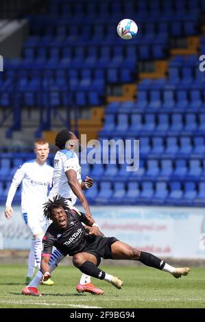 Birkenhead, Royaume-Uni. 17 avril 2021. Brandon Thomas-Asante, de Salford City, se rend sur terre sous le défi de Kaiyne Woolery of Tranmere Rovers. EFL Skybet football League Two Match, Tranmere Rovers v Salford City au parc de Prenton, Birkenhead, Wirral, le samedi 17 avril 2021. Cette image ne peut être utilisée qu'à des fins éditoriales. Utilisation éditoriale uniquement, licence requise pour une utilisation commerciale. Aucune utilisation dans les Paris, les jeux ou les publications d'un seul club/ligue/joueur.pic par Chris Stading/Andrew Orchard sports Photography/Alamy Live News crédit: Andrew Orchard sports Photography/Alamy Live News Banque D'Images