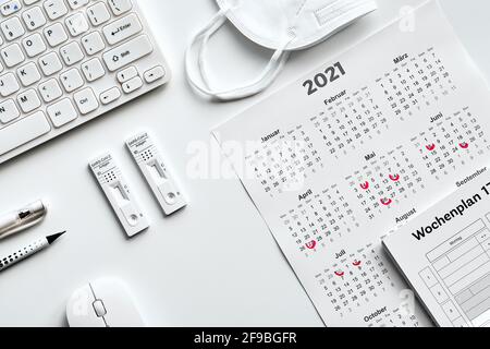 Retour à l'école ou à l'université avec des tests de coronavirus express. Deux tests rapides d'antigène covid, calendrier avec dates marquées, masque pp2, calendrier scolaire Banque D'Images