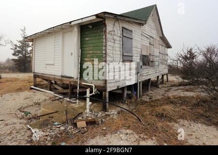 Cottage abandonné sur le matin brumeux West Meadow Beach Stony Brook Long Island, New York Banque D'Images