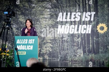 Potsdam, Allemagne. 17 avril 2021. Annalena Baerbock, présidente fédérale de Bündnis 90/Die Grünen, s'adresse aux participants à la conférence des délégués de l'état numérique de Bündnis 90/Die Grünen Brandenburg. Baerbock est en tête des élections fédérales de 2021 avec les Verts de Brandebourg. Credit: Kay Nietfeld/dpa/Alay Live News Banque D'Images
