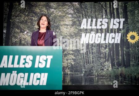 Potsdam, Allemagne. 17 avril 2021. Annalena Baerbock, présidente fédérale de Bündnis 90/Die Grünen, s'adresse aux participants à la conférence des délégués de l'état numérique de Bündnis 90/Die Grünen Brandenburg. Baerbock est en tête des élections fédérales de 2021 avec les Verts de Brandebourg. Credit: Kay Nietfeld/dpa/Alay Live News Banque D'Images