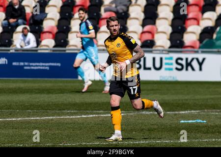 Newport, Royaume-Uni. 17 avril 2021. Scot Bennett du comté de Newport en action EFL football League Two Match, Newport County / Cambridge Utd à Rodney Parade à Newport, pays de Galles, le samedi 17 avril 2021. Cette image ne peut être utilisée qu'à des fins éditoriales. Utilisation éditoriale uniquement, licence requise pour une utilisation commerciale. Aucune utilisation dans les Paris, les jeux ou les publications d'un seul club/ligue/joueur. photo de Lewis Mitchell/Andrew Orchard sports Photography/Alamy Live News crédit: Andrew Orchard sports Photography/Alamy Live News Banque D'Images