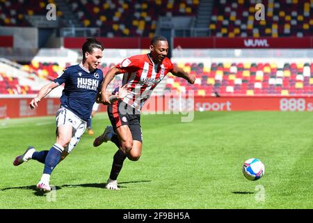 LONDRES. ROYAUME-UNI. 17 AVRIL : Dan McNamara de Millwall bataille pour possession avec Ethan Pinnock de Brentford lors du match de championnat Sky Bet entre Brentford et Millwall au stade communautaire de Brentford, Brentford, le samedi 17 avril 2021. (Credit: Ivan Yordanov | MI News) Credit: MI News & Sport /Alay Live News Banque D'Images