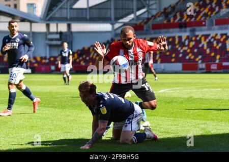 LONDRES. ROYAUME-UNI. 17 AVRIL : Dan McNamara de Millwall bataille pour possession avec Bryan Mbeumo de Brentford lors du match de championnat Sky Bet entre Brentford et Millwall au stade communautaire de Brentford, Brentford, le samedi 17 avril 2021. (Credit: Ivan Yordanov | MI News) Credit: MI News & Sport /Alay Live News Banque D'Images