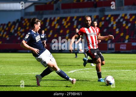 LONDRES. ROYAUME-UNI. 17 AVRIL : Dan McNamara de Millwall bataille pour possession avec Bryan Mbeumo de Brentford lors du match de championnat Sky Bet entre Brentford et Millwall au stade communautaire de Brentford, Brentford, le samedi 17 avril 2021. (Credit: Ivan Yordanov | MI News) Credit: MI News & Sport /Alay Live News Banque D'Images