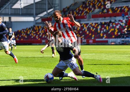 LONDRES. ROYAUME-UNI. 17 AVRIL : Dan McNamara de Millwall bataille pour possession avec Bryan Mbeumo de Brentford lors du match de championnat Sky Bet entre Brentford et Millwall au stade communautaire de Brentford, Brentford, le samedi 17 avril 2021. (Credit: Ivan Yordanov | MI News) Credit: MI News & Sport /Alay Live News Banque D'Images