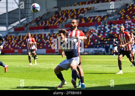 LONDRES. ROYAUME-UNI. 17 AVRIL : Dan McNamara de Millwall bataille pour possession avec Bryan Mbeumo de Brentford lors du match de championnat Sky Bet entre Brentford et Millwall au stade communautaire de Brentford, Brentford, le samedi 17 avril 2021. (Credit: Ivan Yordanov | MI News) Credit: MI News & Sport /Alay Live News Banque D'Images