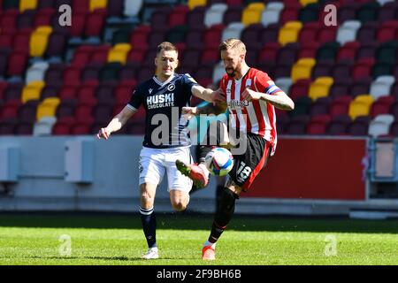 LONDRES. ROYAUME-UNI. 17 AVRIL : Pontus Jansson de Brentford bataille pour possession avec Jed Wallace de Millwall lors du match de championnat Sky Bet entre Brentford et Millwall au stade communautaire de Brentford, Brentford, le samedi 17 avril 2021. (Credit: Ivan Yordanov | MI News) Credit: MI News & Sport /Alay Live News Banque D'Images