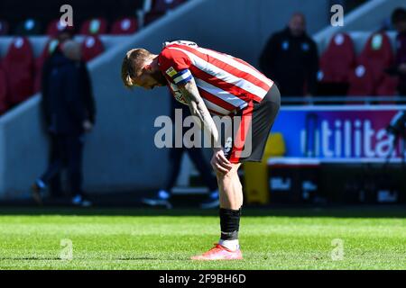 LONDRES. ROYAUME-UNI. 17 AVRIL : Pontus Jansson de Brentford a été abattu après le match de championnat Sky Bet entre Brentford et Millwall au stade communautaire de Brentford, Brentford, le samedi 17 avril 2021. (Credit: Ivan Yordanov | MI News) Credit: MI News & Sport /Alay Live News Banque D'Images