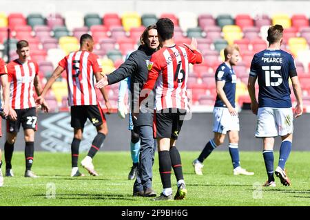 LONDRES. ROYAUME-UNI. 17 AVRIL : Thomas Frank, directeur de Brentford, félicite Christian Norgaard de Brentford après le match du championnat Sky Bet entre Brentford et Millwall au stade communautaire de Brentford, Brentford, le samedi 17 avril 2021. (Credit: Ivan Yordanov | MI News) Credit: MI News & Sport /Alay Live News Banque D'Images