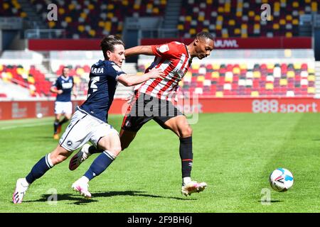 LONDRES. ROYAUME-UNI. 17 AVRIL : Dan McNamara de Millwall bataille pour possession avec Ethan Pinnock de Brentford lors du match de championnat Sky Bet entre Brentford et Millwall au stade communautaire de Brentford, Brentford, le samedi 17 avril 2021. (Credit: Ivan Yordanov | MI News) Credit: MI News & Sport /Alay Live News Banque D'Images