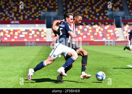 LONDRES. ROYAUME-UNI. 17 AVRIL : Dan McNamara de Millwall bataille pour possession avec Ethan Pinnock de Brentford lors du match de championnat Sky Bet entre Brentford et Millwall au stade communautaire de Brentford, Brentford, le samedi 17 avril 2021. (Credit: Ivan Yordanov | MI News) Credit: MI News & Sport /Alay Live News Banque D'Images