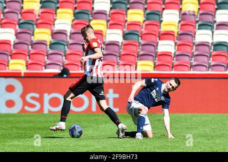 LONDRES. ROYAUME-UNI. 17 AVRIL : Marcus Forss de Brentford bataille pour possession avec Jed Wallace de Millwall lors du match de championnat Sky Bet entre Brentford et Millwall au stade communautaire de Brentford, Brentford le samedi 17 avril 2021. (Credit: Ivan Yordanov | MI News) Credit: MI News & Sport /Alay Live News Banque D'Images