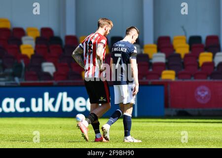 LONDRES. ROYAUME-UNI. 17 AVRIL : Pontus Jansson de Brentford s'entretient avec Jed Wallace de Millwall après le match du championnat Sky Bet entre Brentford et Millwall au stade communautaire de Brentford, Brentford, le samedi 17 avril 2021. (Credit: Ivan Yordanov | MI News) Credit: MI News & Sport /Alay Live News Banque D'Images