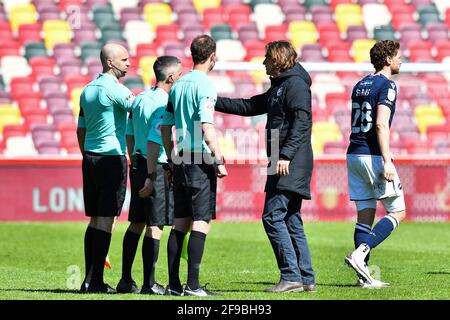 LONDRES. ROYAUME-UNI. 17 AVRIL : Thomas Frank, directeur de Brentford, se met à serrer la main avec les arbitres après le match du championnat Sky Bet entre Brentford et Millwall au stade communautaire de Brentford, Brentford, le samedi 17 avril 2021. (Credit: Ivan Yordanov | MI News) Credit: MI News & Sport /Alay Live News Banque D'Images