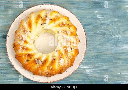 Arrondir un délicieux gâteau au biscuit avec des fruits, des raisins secs et des canneberges séchées. Dessert maison, pâtisserie. Studio photo Banque D'Images