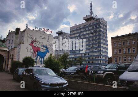 Poznan, Pologne - 10 mai 2019 : voitures garées dans un parking contre l'architecture moderne de l'hôtel desilva et du bâtiment piekary pendant couvert s nuageux s Banque D'Images