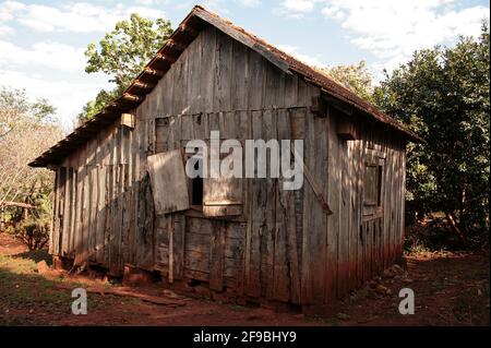 ancienne maison en bois dans la ferme Banque D'Images