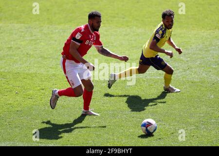 Cyrus Christie de Nottingham Forest (à gauche) et Duane Holmes de Huddersfield Town se battent pour le ballon lors du match de championnat Sky Bet à City Ground, Nottingham. Date de la photo: Samedi 17 avril 2021. Banque D'Images