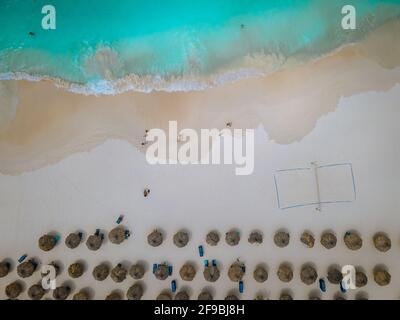 Aérien depuis la plage d'Eagle sur Aruba dans les Caraïbes, vue sur la plage avec parasol à Aruba Eagle Beach avec bleu océan Banque D'Images