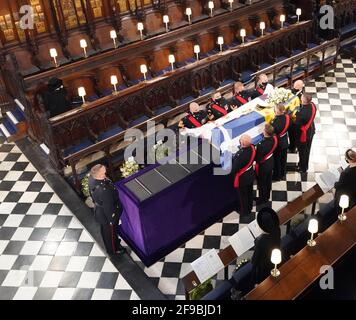 La reine Elizabeth II observe que les pallbearers portent le cercueil du duc d'Édimbourg lors de ses funérailles à la chapelle St George, au château de Windsor, dans le Berkshire. Date de la photo: Samedi 17 avril 2021. Banque D'Images