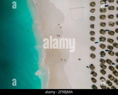 Aérien depuis la plage d'Eagle sur Aruba dans les Caraïbes, vue sur la plage avec parasol à Aruba Eagle Beach avec bleu océan Banque D'Images