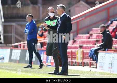 LONDRES, ROYAUME-UNI. 17 AVRIL le directeur de Charlton Athletic, Nigel Adkins, parle au 4e officiel lors du match Sky Bet League 1 entre Charlton Athletic et Ipswich Town à la Valley, Londres, le samedi 17 avril 2021. (Credit: Tom West | MI News) Credit: MI News & Sport /Alay Live News Banque D'Images