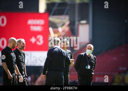 LONDRES, ROYAUME-UNI. LE 17 AVRIL, Nigel Adkins, directeur de Charlton Athletic, s'entretient avec l'arbitre Craig Hicks après le coup de sifflet final lors du match Sky Bet League 1 entre Charlton Athletic et Ipswich Town à la Valley, Londres, le samedi 17 avril 2021. (Credit: Tom West | MI News) Credit: MI News & Sport /Alay Live News Banque D'Images