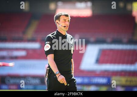 LONDRES, ROYAUME-UNI. LE 17 AVRIL, Craig Hicks, arbitre lors du match Sky Bet League 1 entre Charlton Athletic et Ipswich Town à The Valley, Londres, le samedi 17 avril 2021. (Credit: Tom West | MI News) Credit: MI News & Sport /Alay Live News Banque D'Images