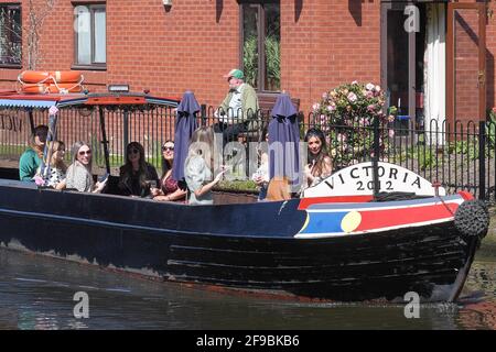 Centre-ville de Birmingham, Royaume-Uni. 17 avril 2021. Un groupe de dame a apprécié une excursion en bateau sur le canal dans le centre-ville de Birmingham le 'Super Saturday'. Des milliers de personnes sont sorties malgré les funérailles du prince Philip qui ont lieu aujourd'hui. Les pubs et les bars étaient pleins et les rues étaient une mer de gens. Photo par crédit : arrêter presse Media/Alamy Live News Banque D'Images