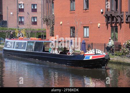 Centre-ville de Birmingham, Royaume-Uni. 17 avril 2021. Un groupe de dame a apprécié une excursion en bateau sur le canal dans le centre-ville de Birmingham le 'Super Saturday'. Des milliers de personnes sont sorties malgré les funérailles du prince Philip qui ont lieu aujourd'hui. Les pubs et les bars étaient pleins et les rues étaient une mer de gens. Photo par crédit : arrêter presse Media/Alamy Live News Banque D'Images