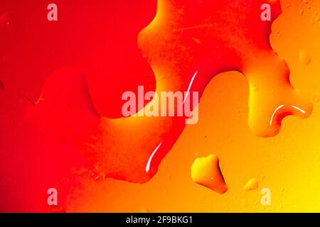 Arrière-plan ou toile de fond colorée abstrait avec gouttes d'eau sur une surface colorée. Banque D'Images