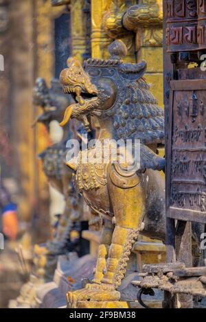 Temple Guardians statues de Lion au temple de Swayambunath prises @Katmandou, Népal Banque D'Images