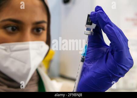 Un membre du personnel du NHS se prépare à administrer le vaccin Pfizer et BioNTech. Banque D'Images