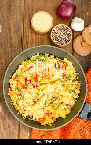 Menu végétarien. Plats couscous avec légumes. Studio photo Banque D'Images