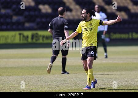 BURTON ON TRENT, ROYAUME-UNI. 17 AVRIL : Ryan Edwards de Burton Albion gestes pendant le match Sky Bet League 1 entre Burton Albion et Plymouth Argyle au stade Pirelli, Burton upon Trent, le samedi 17 avril 2021. (Crédit : James HolyOak | MI News) crédit : MI News & Sport /Alay Live News Banque D'Images