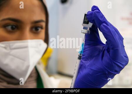 14 avril 2021, Londres, Royaume-Uni : un membre du personnel du NHS se prépare à administrer le vaccin Pfizer et BioNTech. (Image de crédit : © Dinendra Haria/SOPA Images via ZUMA Wire) Banque D'Images