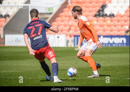 BLACKPOOL, ROYAUME-UNI. APRI 17TH Jordan Jones de Sunderland AFC s'attaque à Luke Garbutt de Blackpool FC lors du match Sky Bet League 1 entre Blackpool et Sunderland à Bloomfield Road, Blackpool le samedi 17 avril 2021. (Credit: Ian Charles | MI News) Credit: MI News & Sport /Alay Live News Banque D'Images