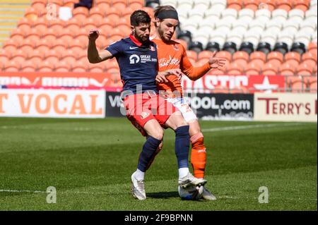 BLACKPOOL, ROYAUME-UNI. APRI 17TH Jordan Jones de Sunderland AFC s'attaque à Luke Garbutt de Blackpool FC lors du match Sky Bet League 1 entre Blackpool et Sunderland à Bloomfield Road, Blackpool le samedi 17 avril 2021. (Credit: Ian Charles | MI News) Credit: MI News & Sport /Alay Live News Banque D'Images