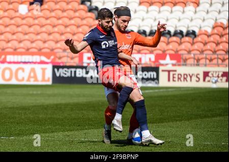 BLACKPOOL, ROYAUME-UNI. APRI 17TH Jordan Jones de Sunderland AFC s'attaque à Luke Garbutt de Blackpool FC lors du match Sky Bet League 1 entre Blackpool et Sunderland à Bloomfield Road, Blackpool le samedi 17 avril 2021. (Credit: Ian Charles | MI News) Credit: MI News & Sport /Alay Live News Banque D'Images